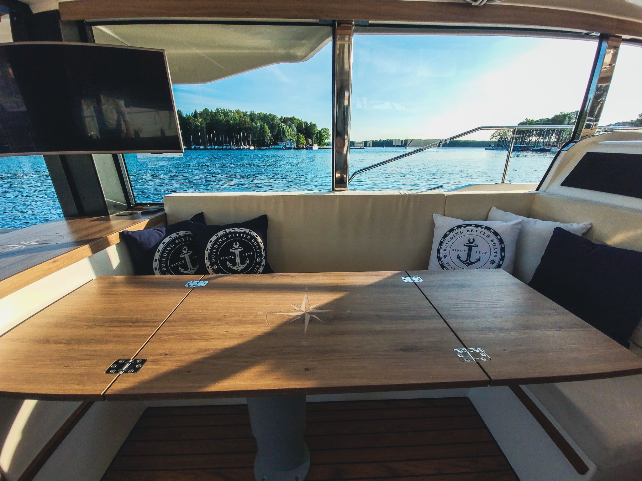 Rejsy Mikołajki — statek, motorówka, houseboat czy prywatny rejs?